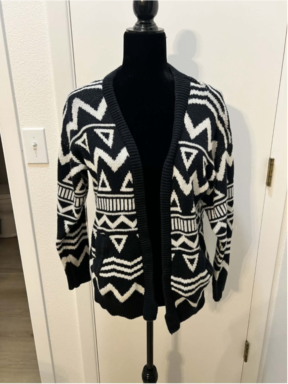 Divided H&M Aztec Cardigan Sweater Black White Geometric Womens Small Comfort